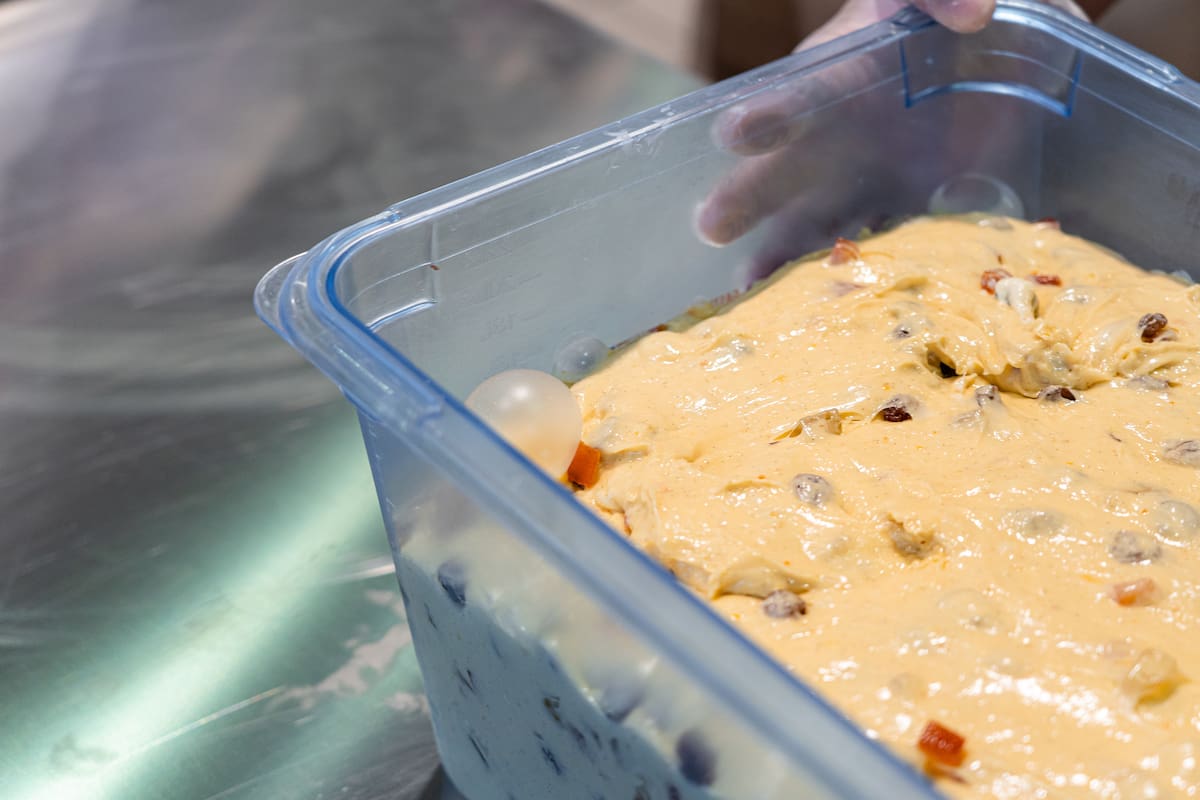 masa madre, cítricos cristalizados y mantequilla son los ingredientes básicos para hacer este pan de Navidad