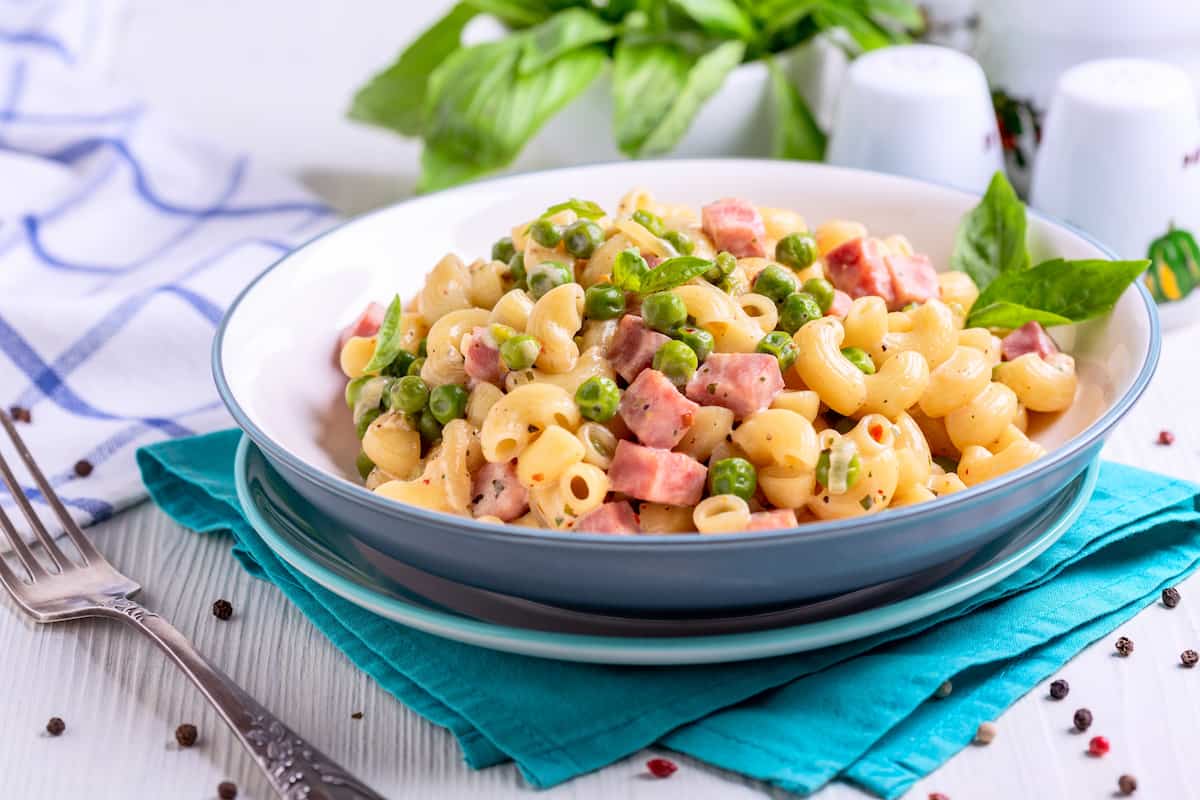 cena navideña con pasta fría