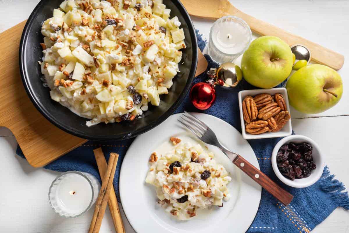 ¿Qué ingredientes debe llevar la ensalada de manzana?