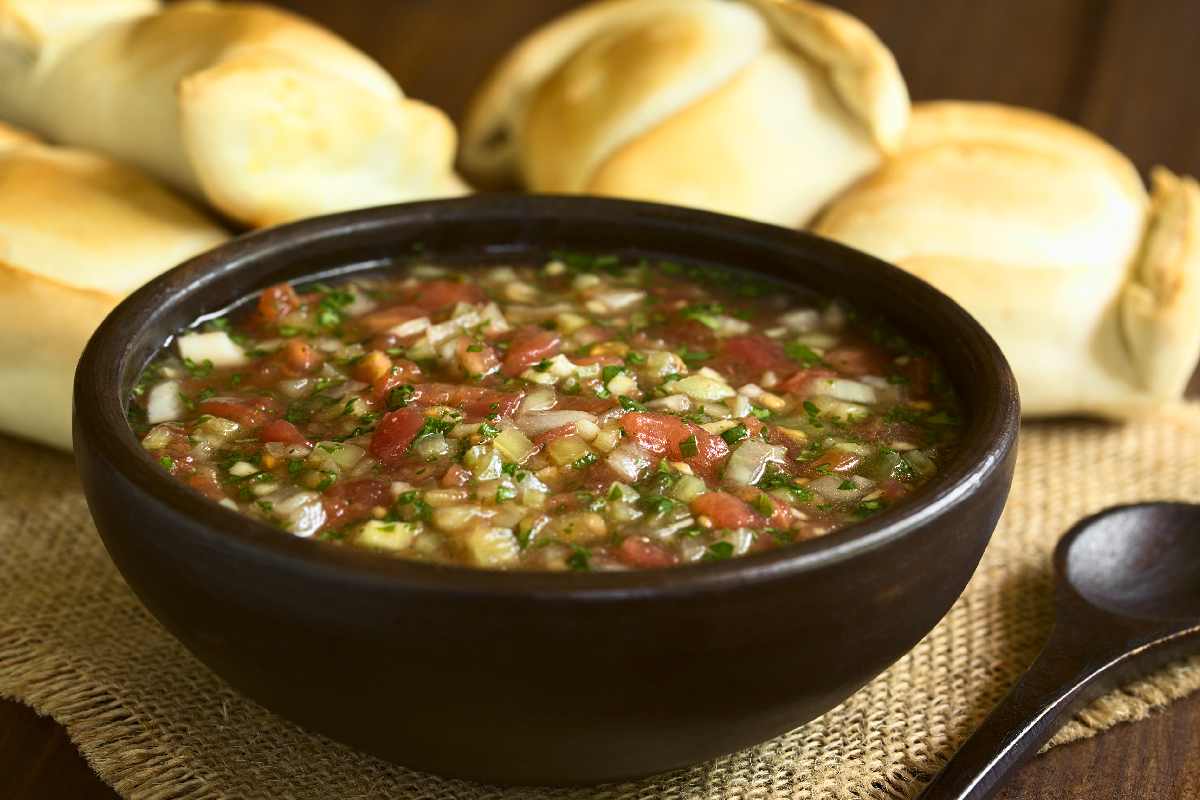 Pebre chileno con tomate