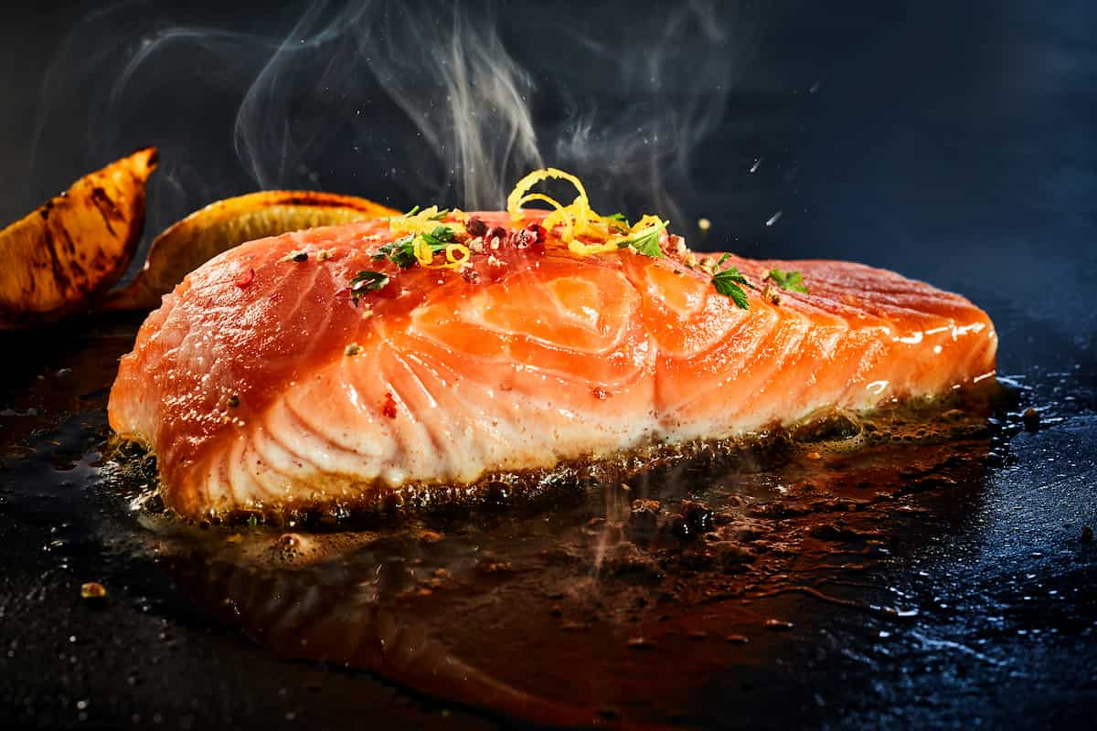 para hacer pescado a la plancha puedes seguir estos tips que cambiarán tu miedo a preparar salmón y otros pescados