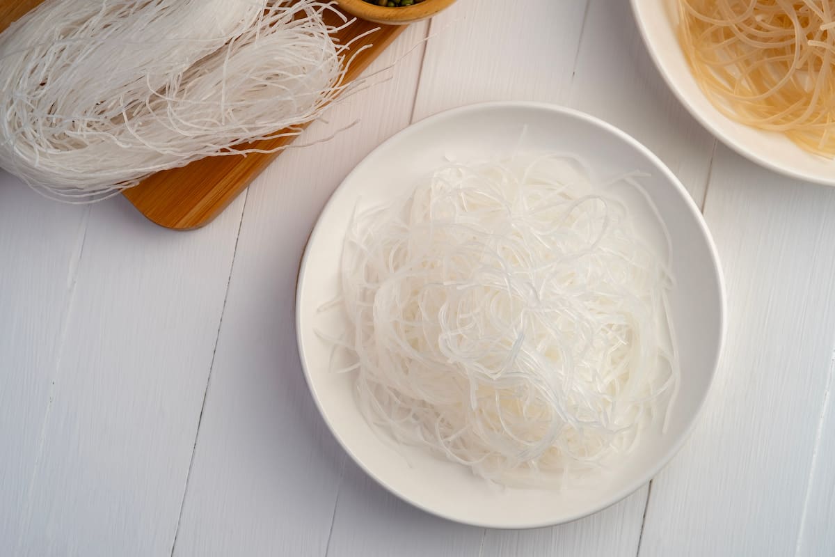de qué están hechos los fideos chinos transparentes
