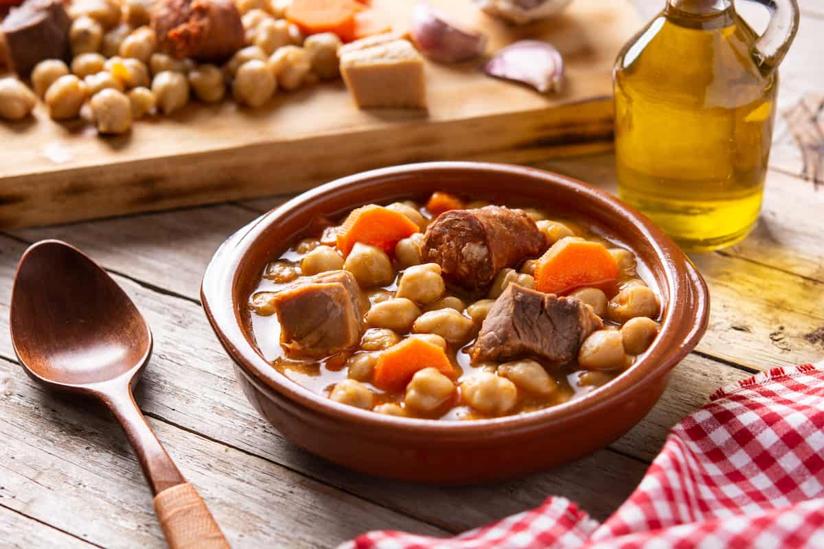 preparado con alubias, garbanzos, verduras y diversas carnes es uno de los platillos con un relevante valor nutricional