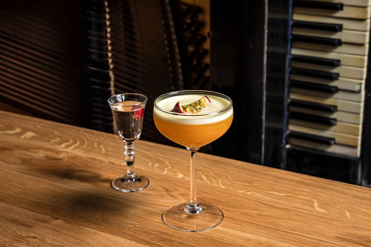 el nombre de este martini es debido a que es una preparación de aspecto seductor y muy sexy
