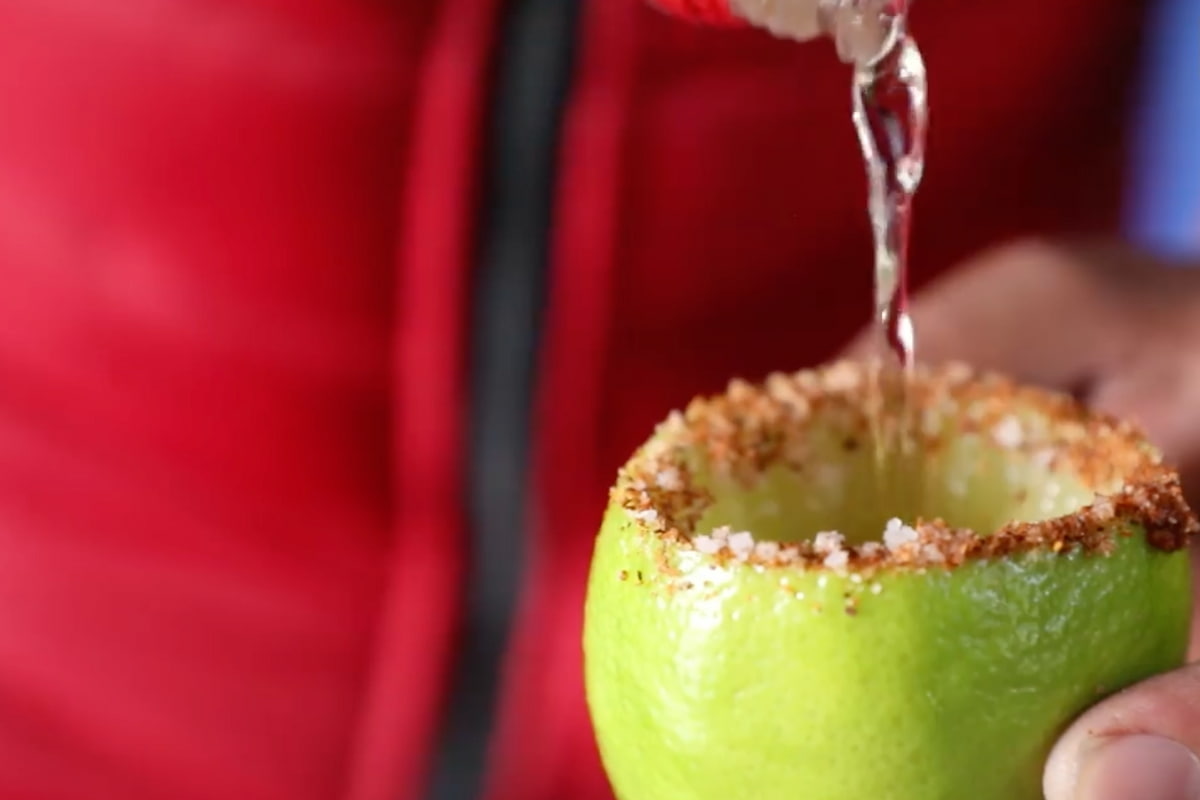 los chupiritos son un trago de mezcal servido en un limón