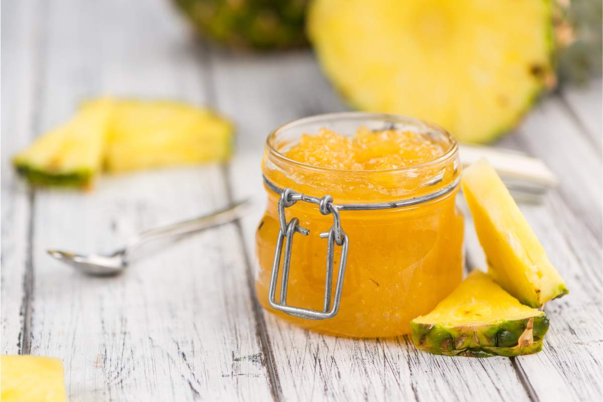 Frasco de mermelada de piña