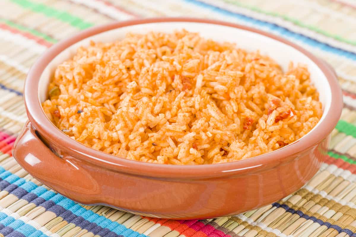 esta receta de arroz rojo incluye un consejo práctico para cocinarlo