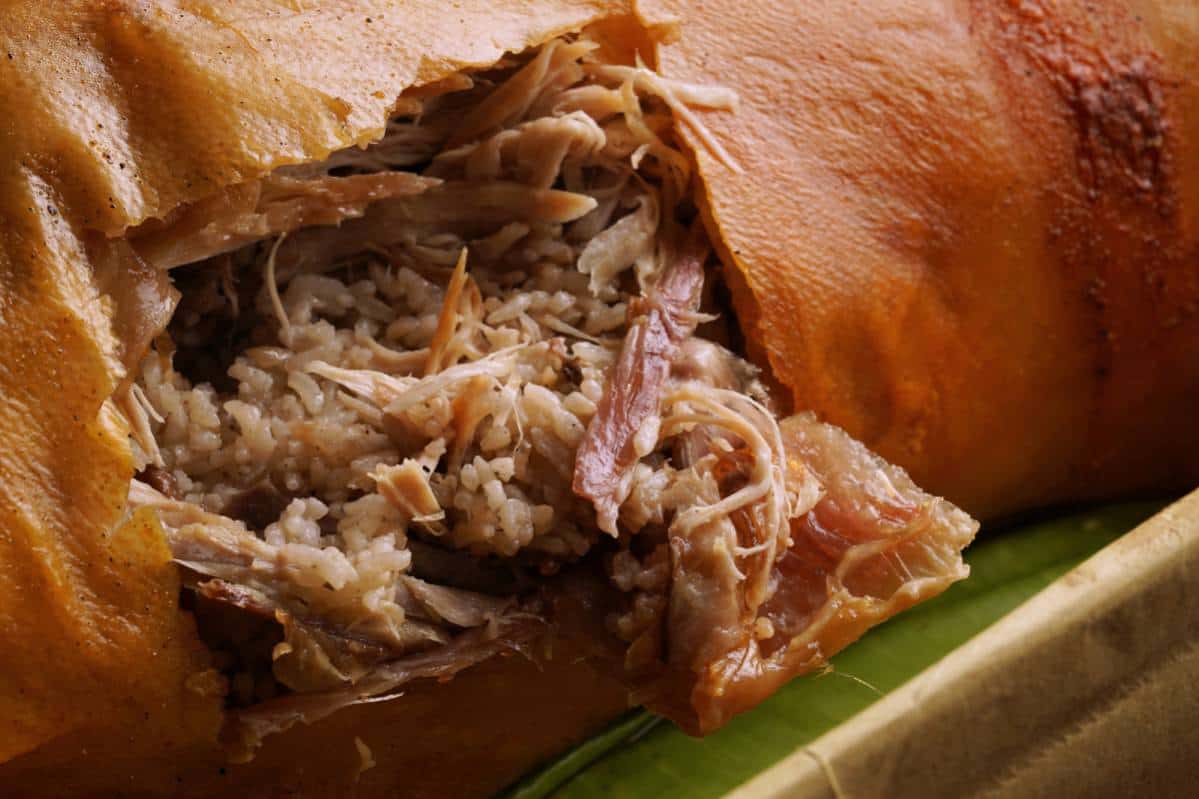 ¿Qué es la lechona de Colombia y de qué está rellena?