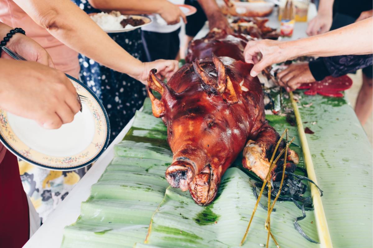 ¿Qué es la lechona de Colombia y de qué está rellena?