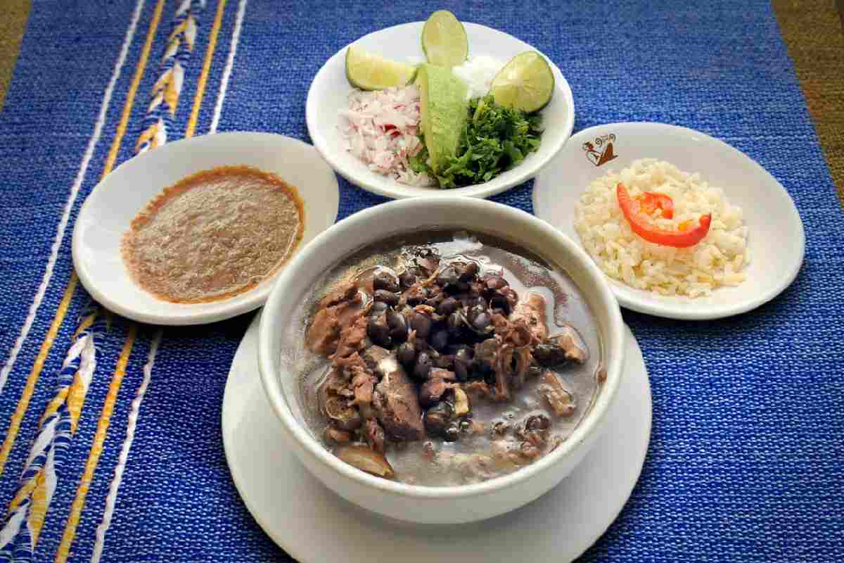 Frijoles con puerco, comida yucateca en CDMX