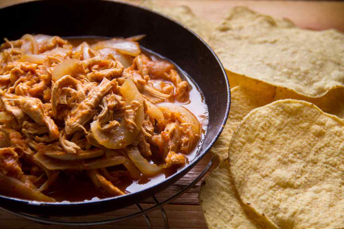 Prepara tinga de pollo con esta receta fácil