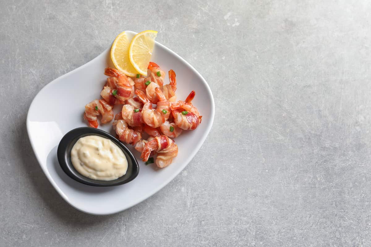 camarones envueltos en tocino al horno