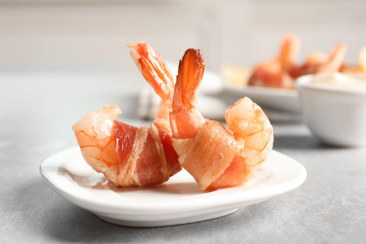 cómo hacer camarones envueltos en tocino
