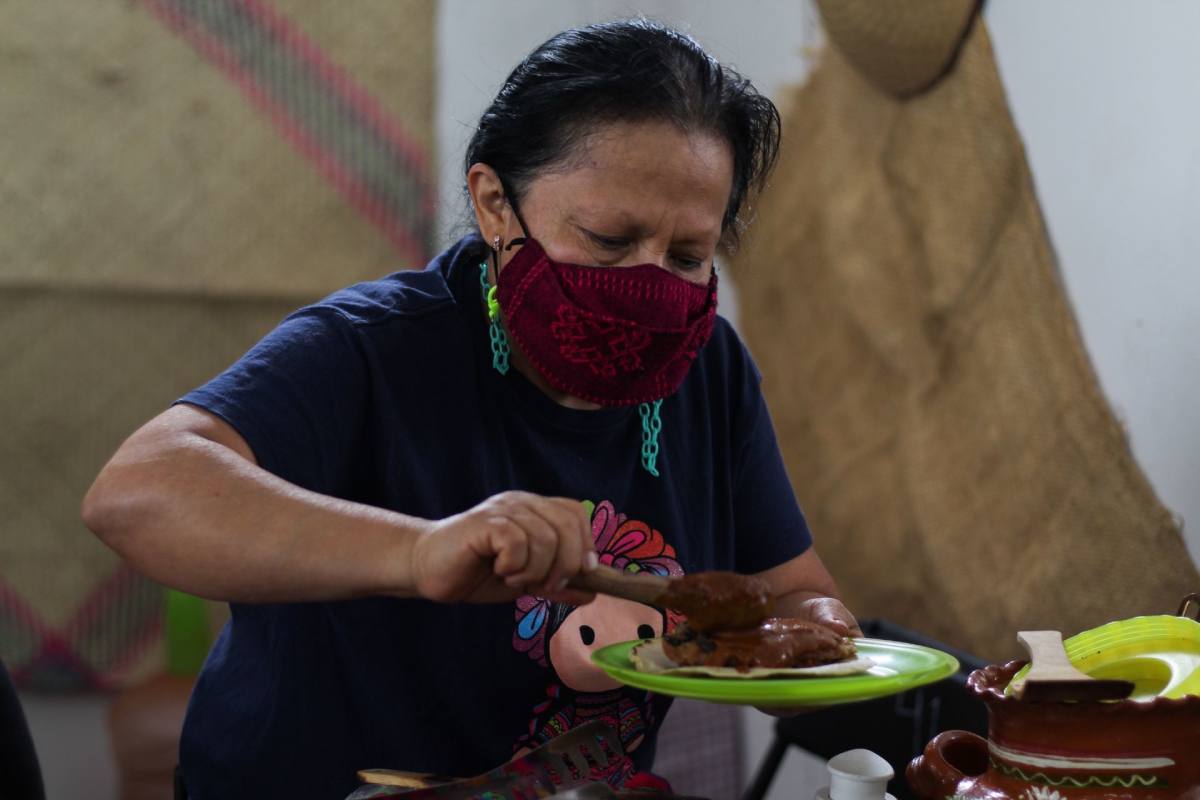 mujer con platillo de ahuautle