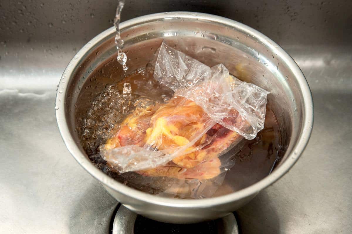 errores de higiene en la cocina: descongelar a temperatura ambiente