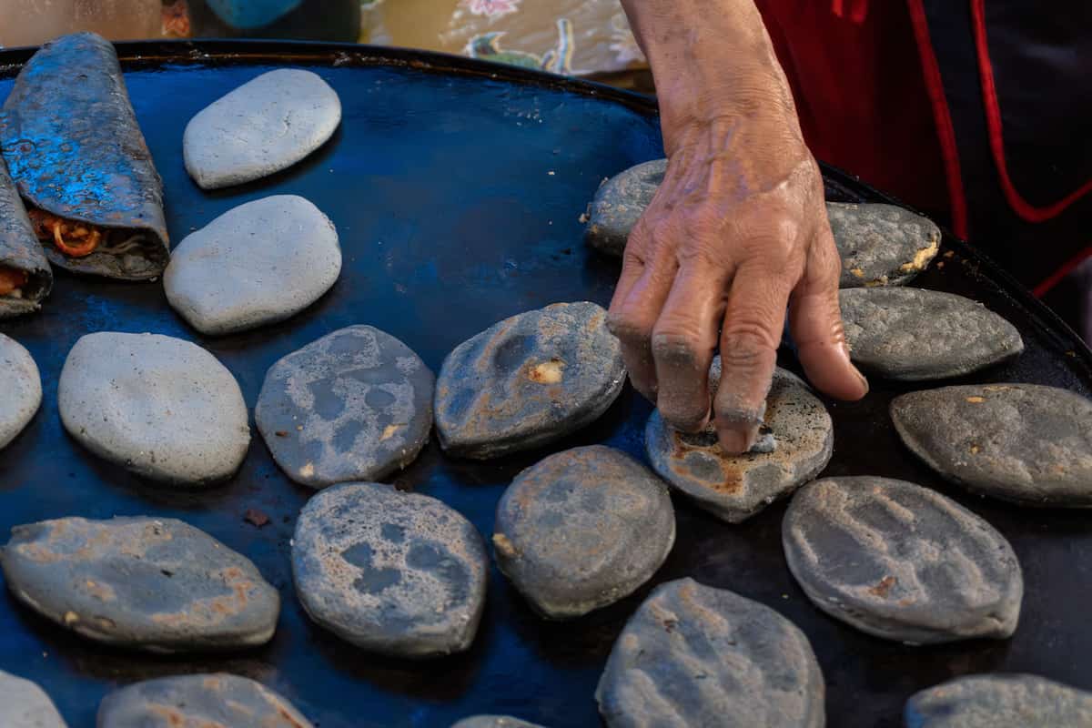 Tlacoyos de haba y frijoles