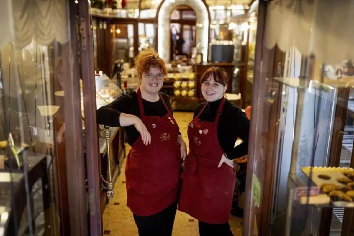 dos mujeres de 25 años rescatan una pastelería de 200 años de existencia