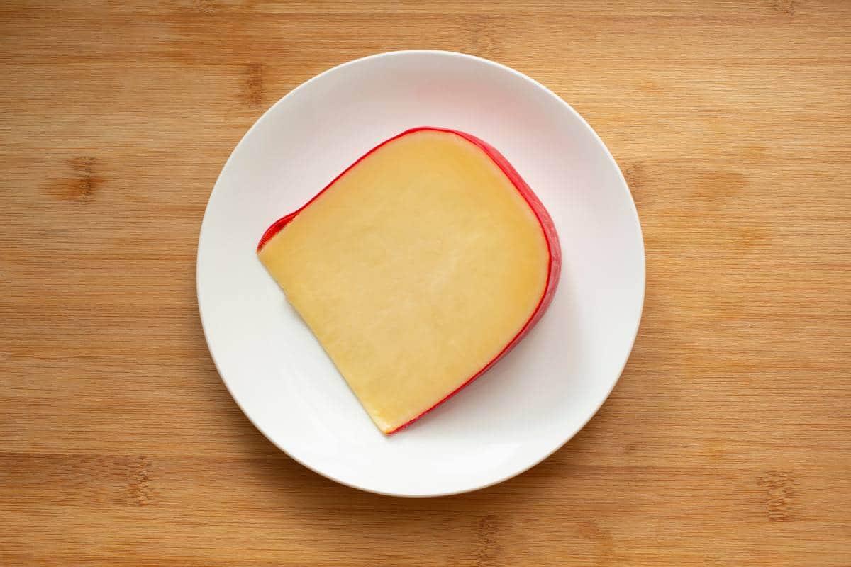 queso gouda con filo rojo