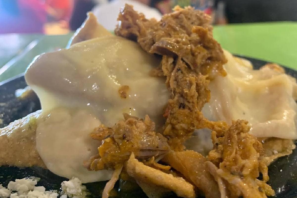 acercamiento de chilaquiles rellenos en CDMX