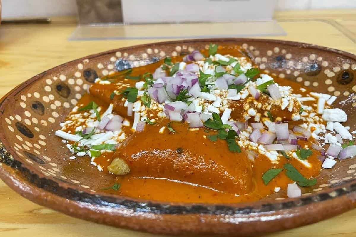 plato de chilaquiles rellenos