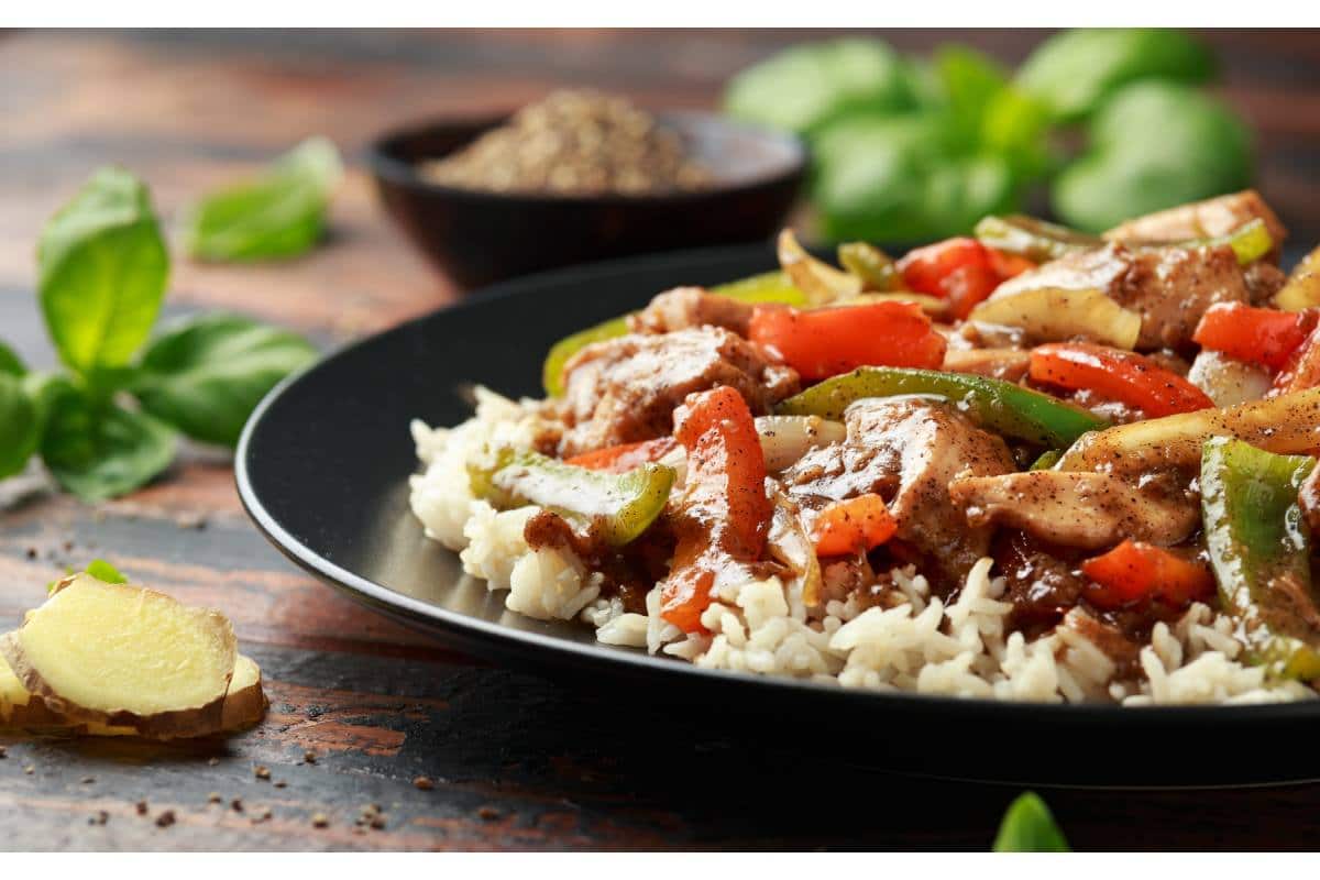 plato con arroz y pollo