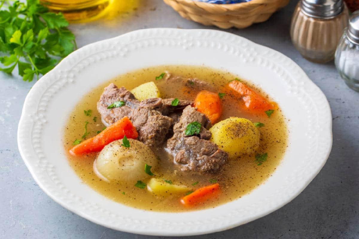 caldo de chambarete de res