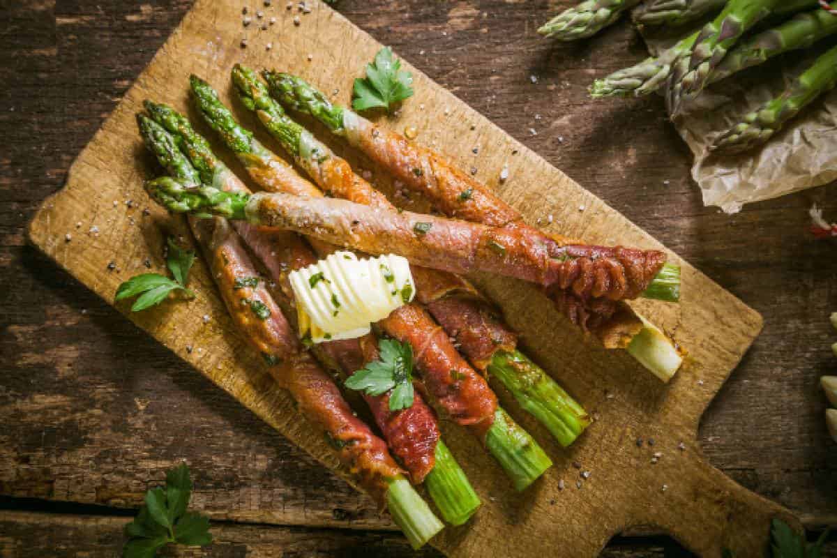 espárragos verdes envueltos en tocino