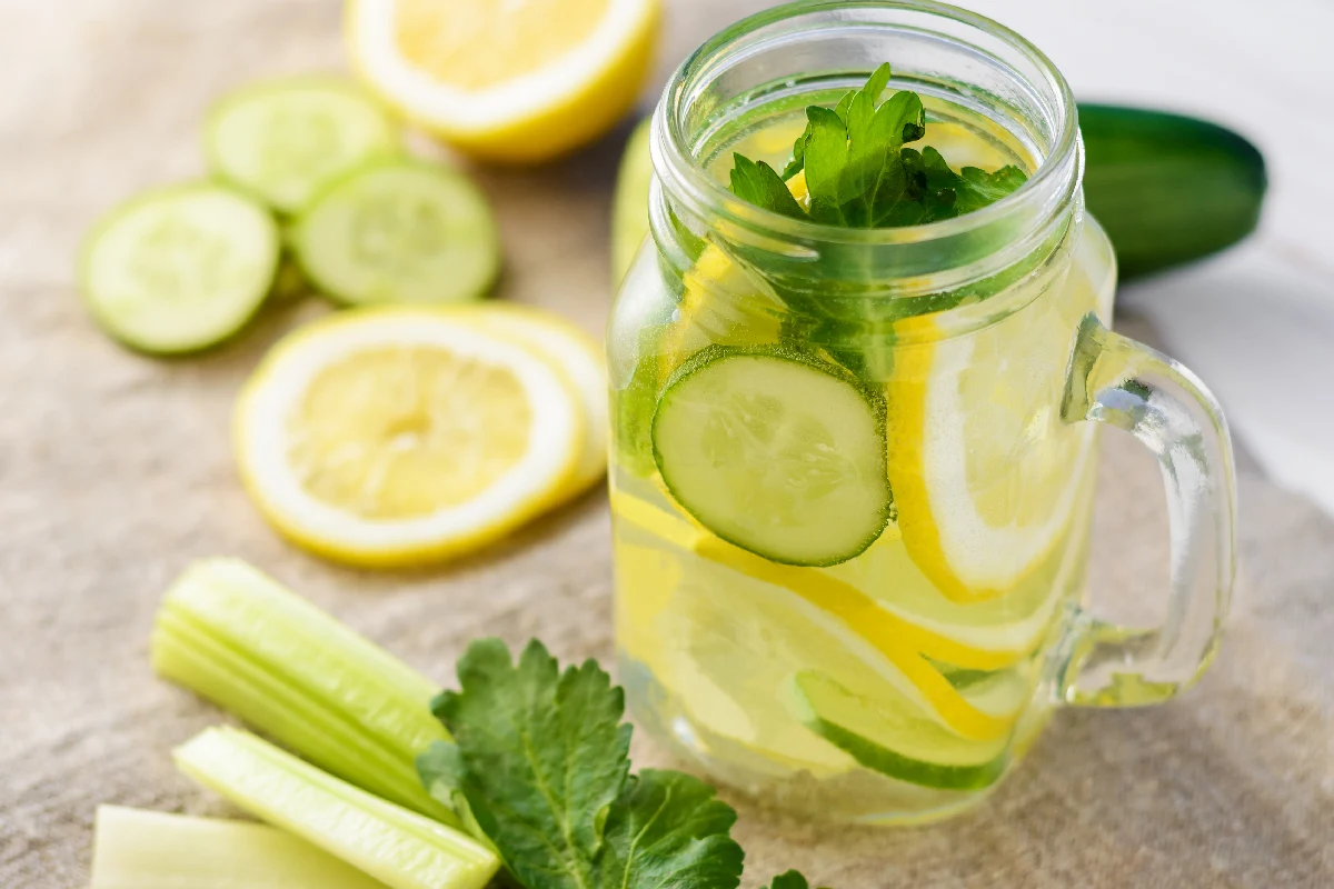 Agua de pepino con limón y apio