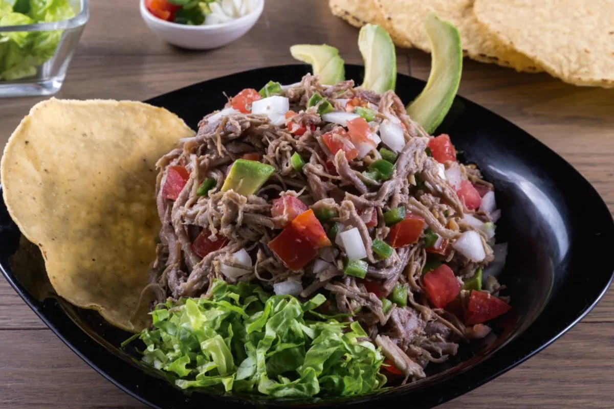 Al salpicón de res también se le conoce ropa vieja