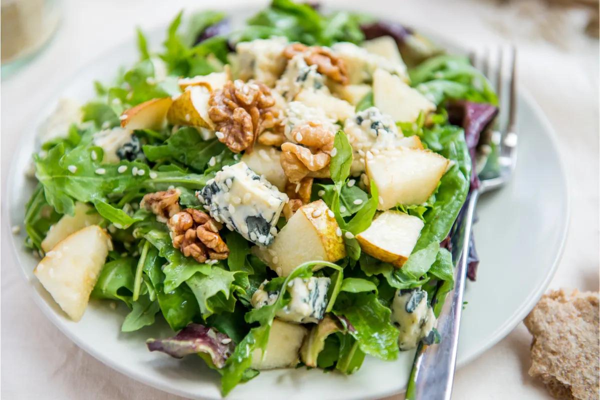 Ensalada con pera y queso