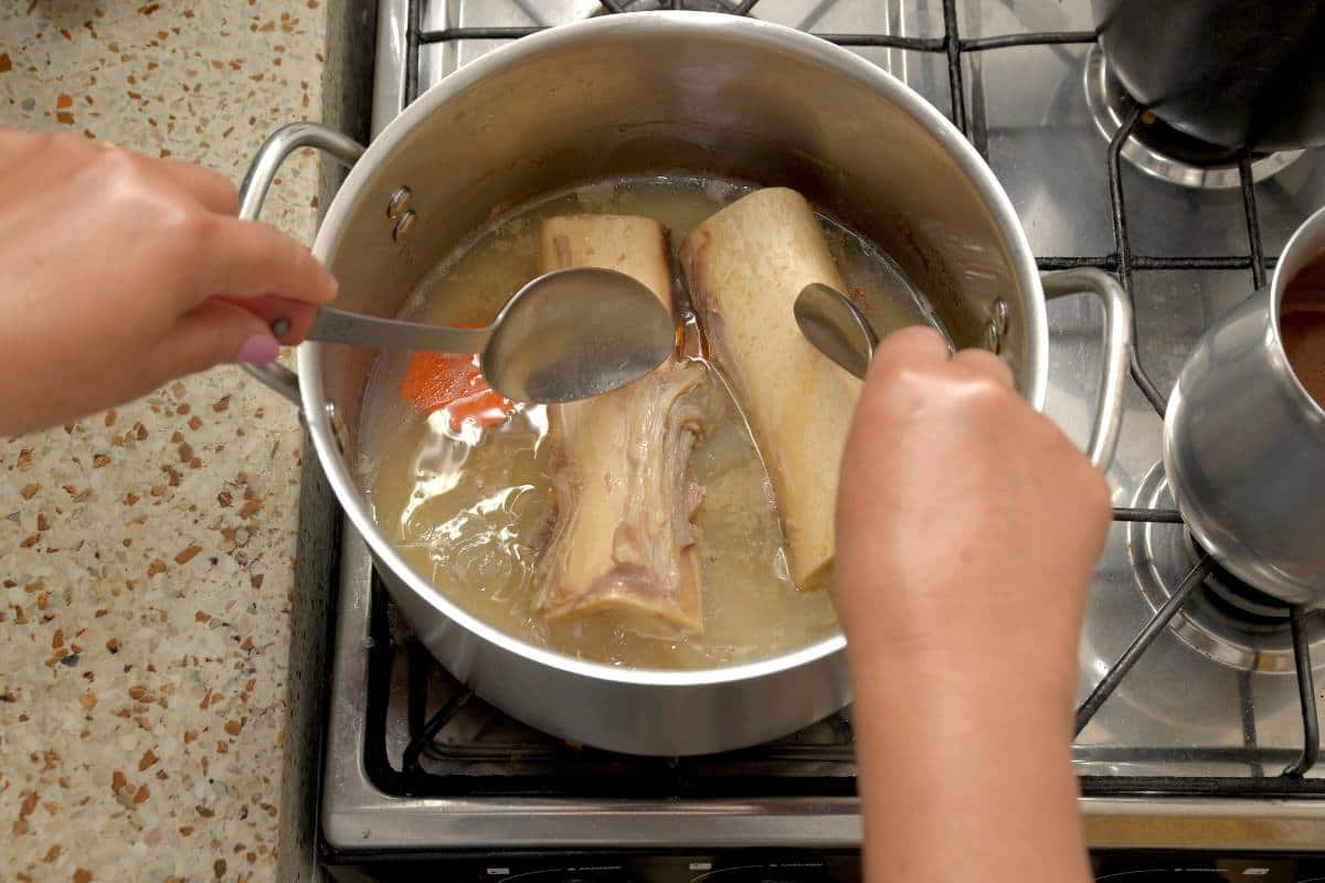 qué beneficios tiene el caldo de huesos