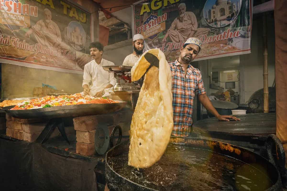 Hombres preparando Parantha Halwa durante Ramadán