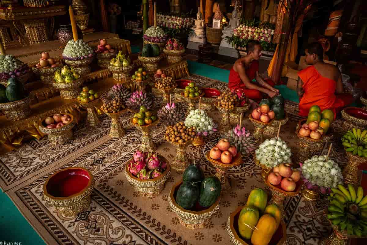 Ofrenda budista y monjes
