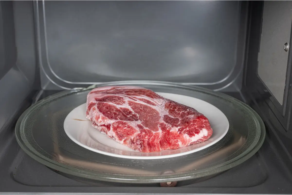 carne descongelándose en microondas