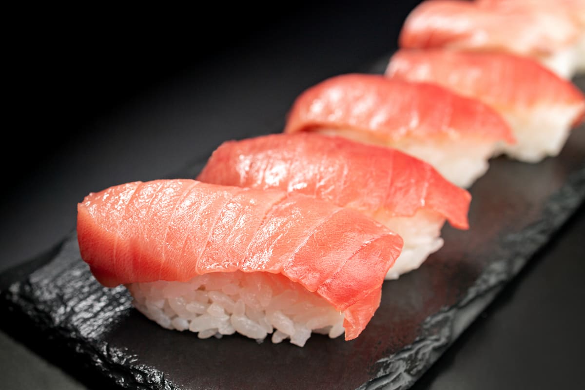 pieza de sushi de salmón en delgadas láminas