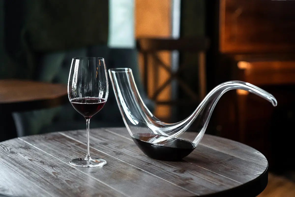 Decantador, uno de los accesorios de vino para regalar