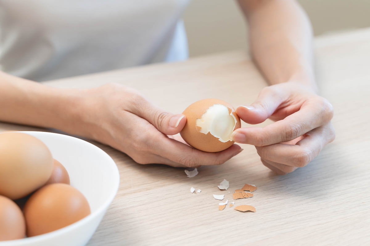cómo pelar un huevo cocido