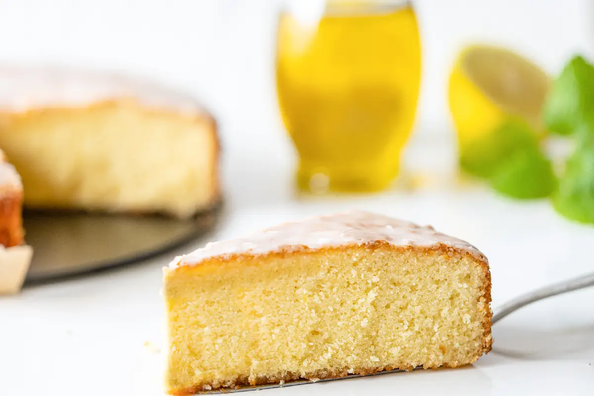 rebanada de pastel de aceite de oliva con limón
