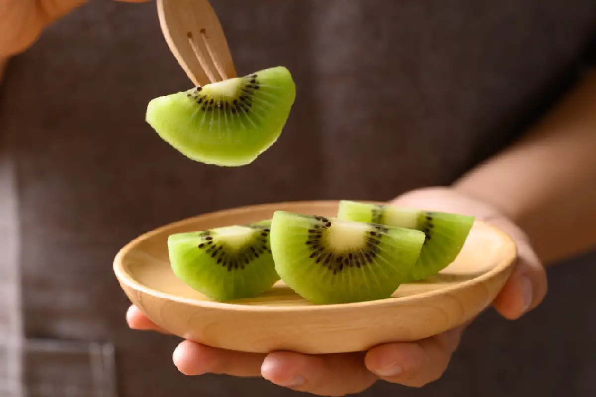 plato de kiwis