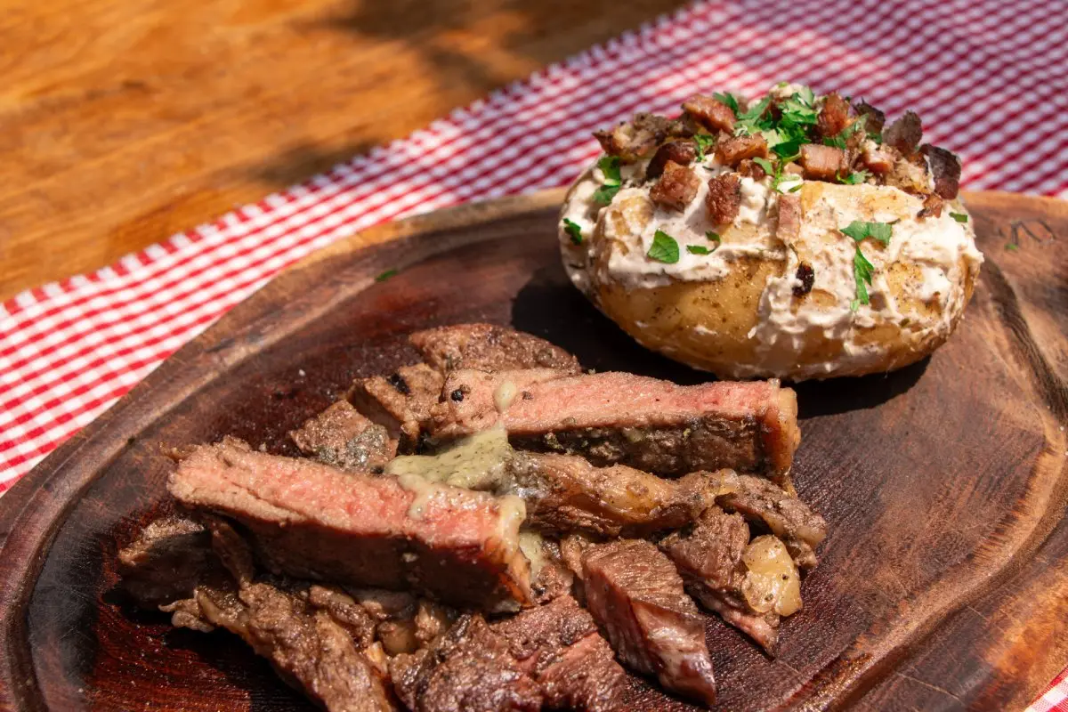 Rib eye a la mantequilla con papa asada