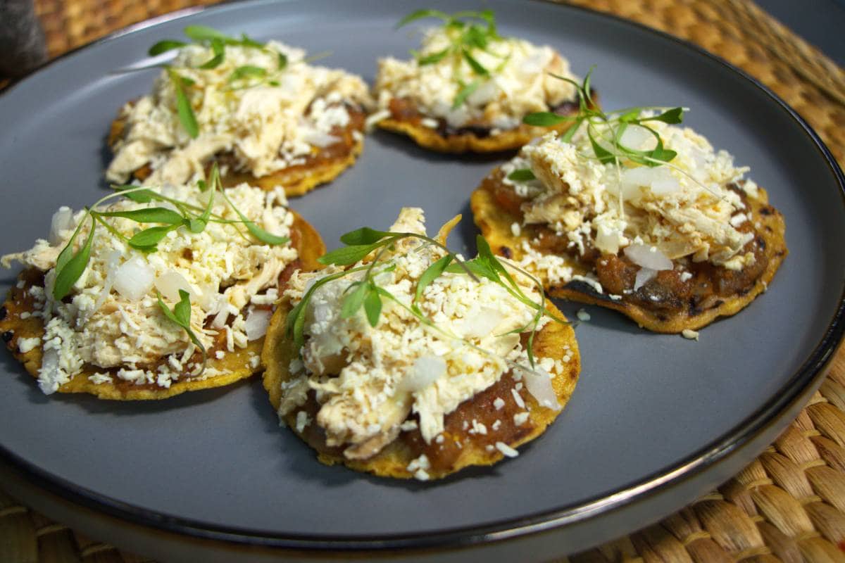 Chalupas poblanas con pollo, queso y crema.