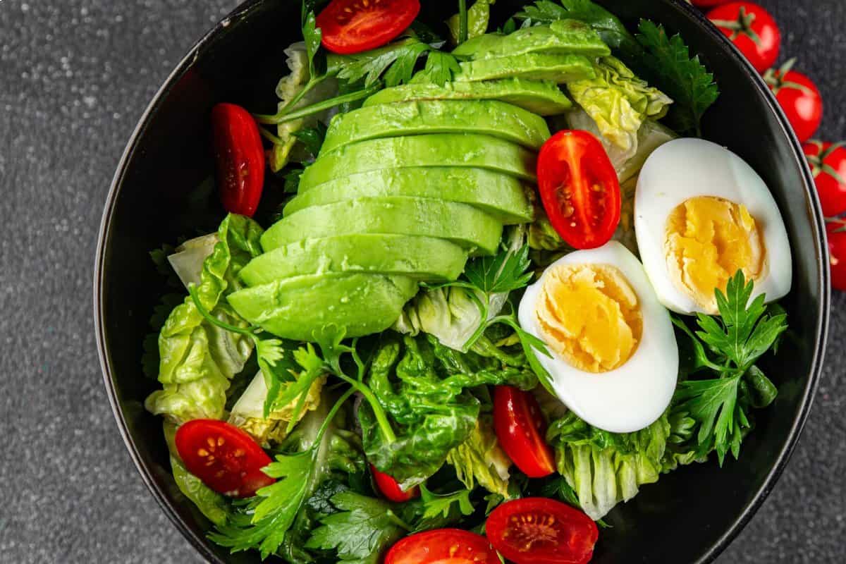 Ensalada de hojas verdes, aguacate y huevos duros