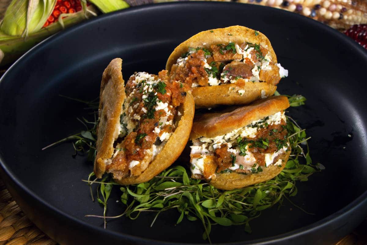 plato con gorditas de chicharrón preparadas
