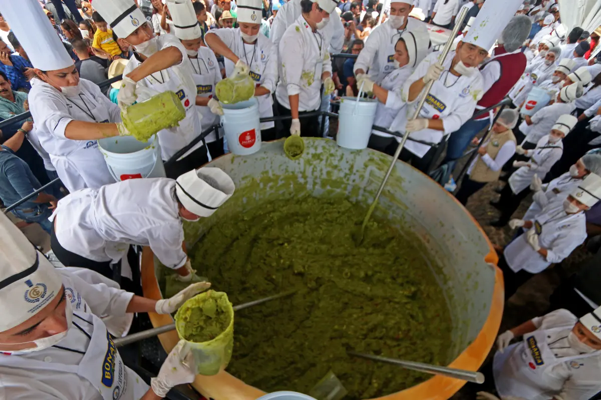Record Guinness del guacamole mas grande del mundo, con un peso de 2 toneladas 980 kilos, en donde se utilizaron cerca de los 4200 kilos del llamado oro verde