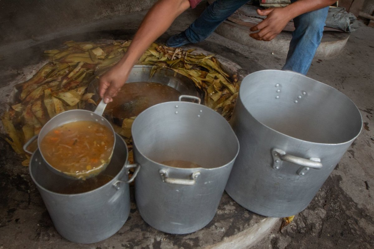 Consomé de barbacoa de borrego, preparación mexicana.