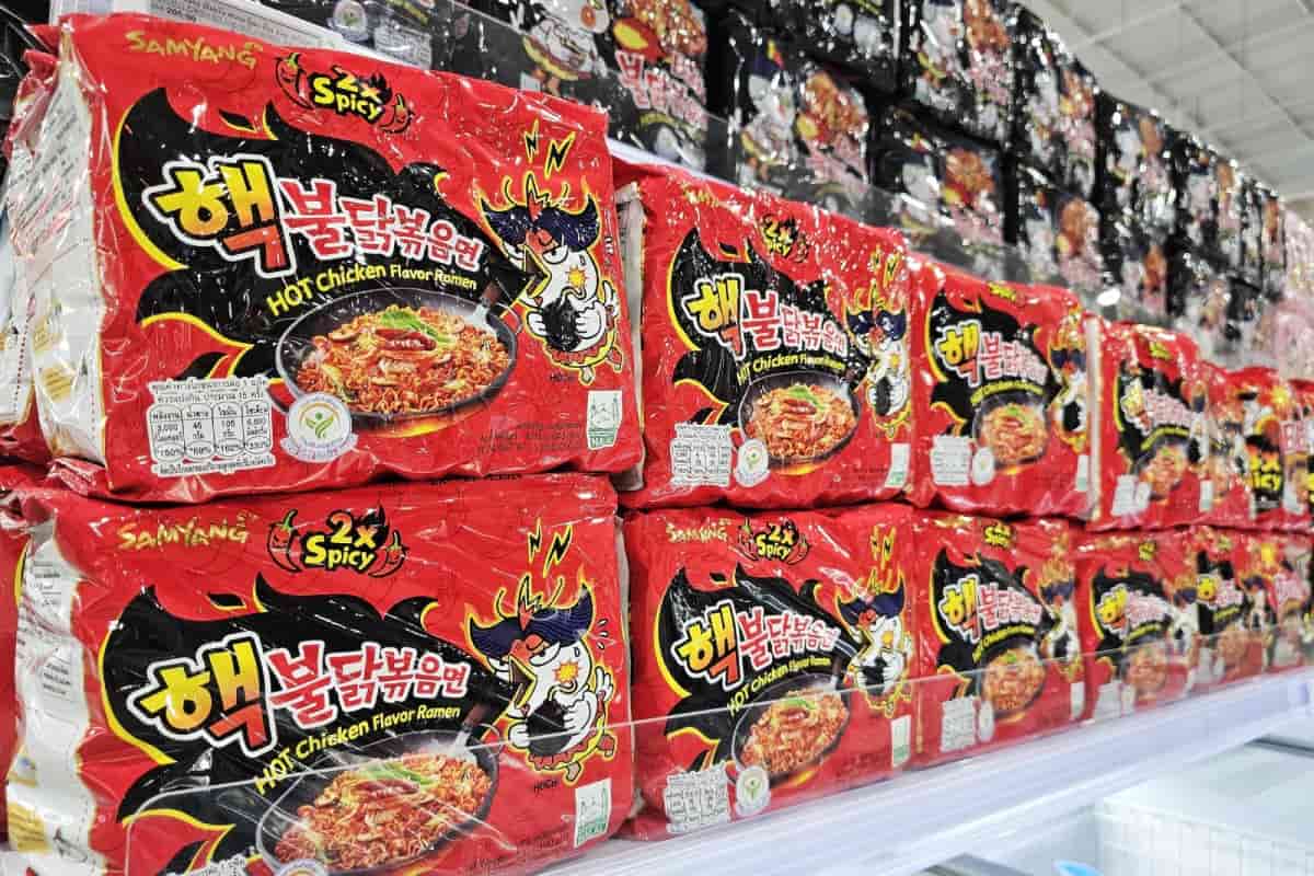 Ramen extra picante de venta en el mercado