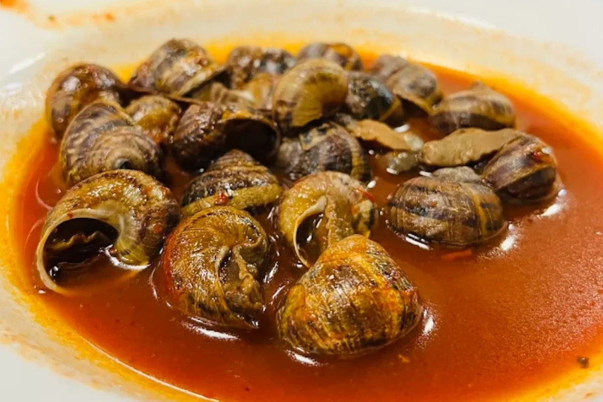 carne molida de res preparada en una sartén con salsa de tomate