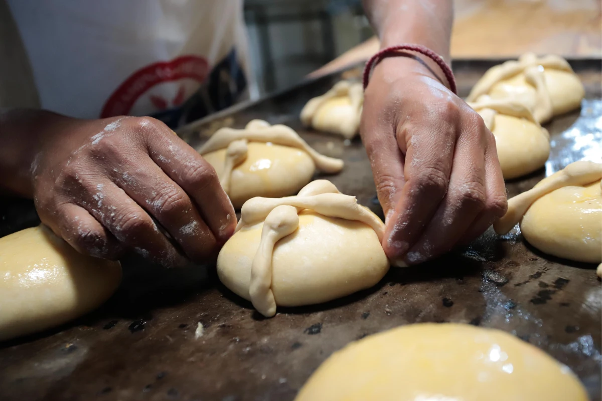 Preparación del pan de muerto