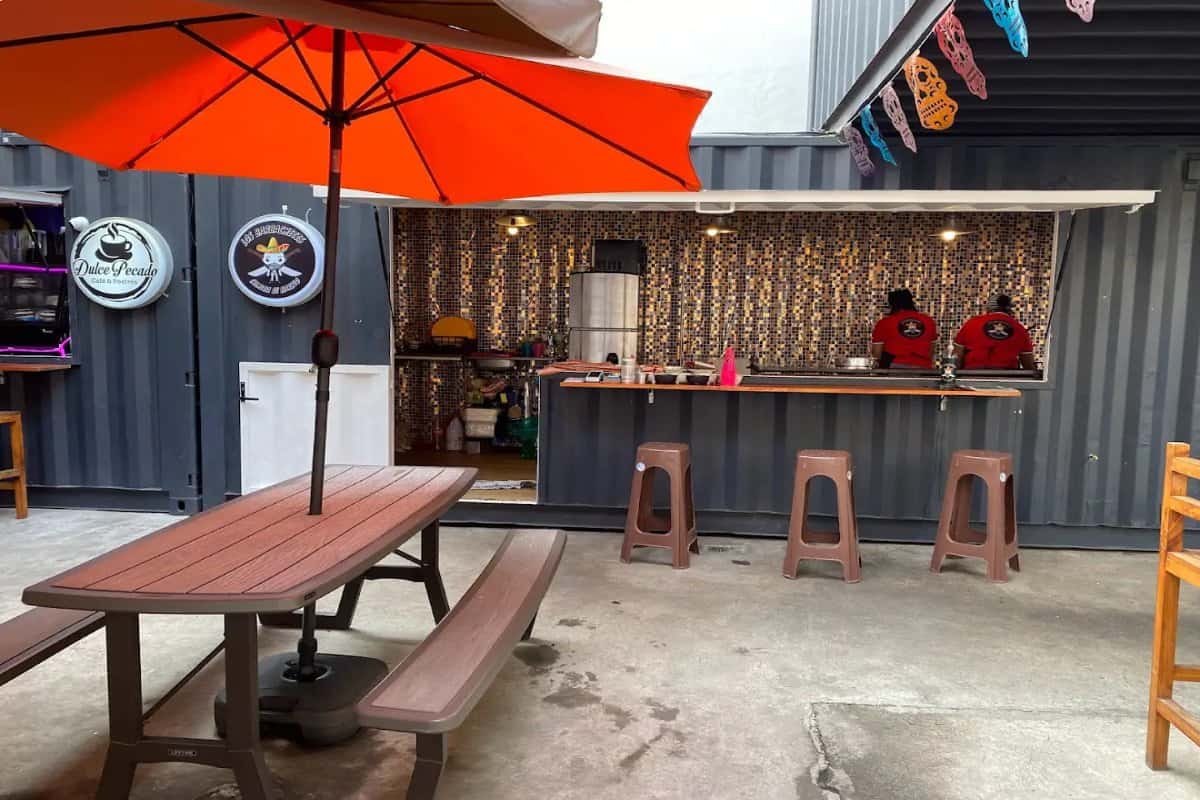 Local Barbachetes en CDMX, quesadillas gigantes.