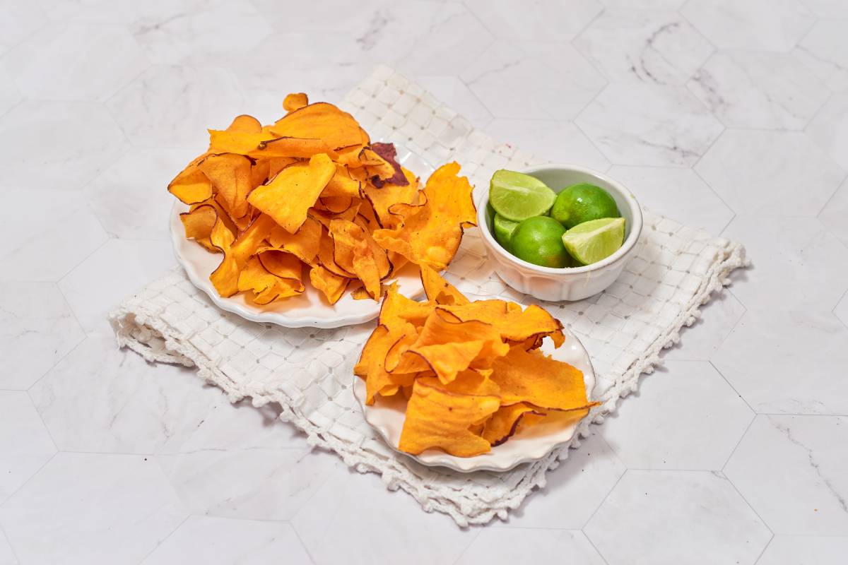 Chips crujientes de camote acompañadas de limón